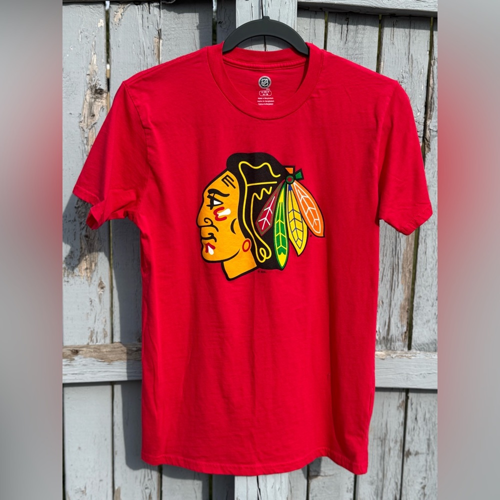 Chicago Blackhawks Men’s Shirt Small NHL Red Crew Neck Indian Hockey Logo NEW
